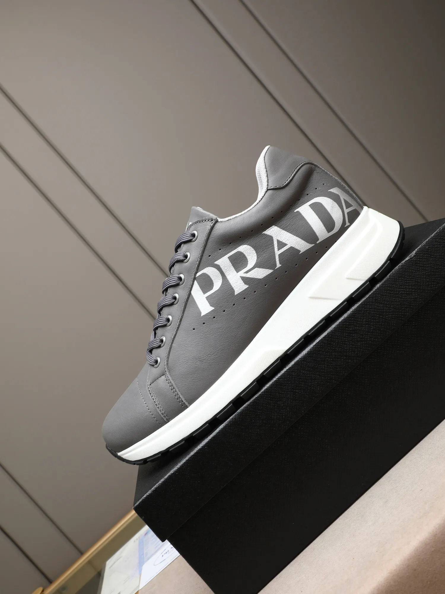 Men's shoes 💰460 PRADA's new model is on the market, the picture above is a must-sell! Fashionable casual men's shoes, trendy and versatile, relaxed and sporty style, imported cowhide leather uppers 3D printed and ultra-fine workmanship. Light and comfortable on the feet, available in 5 colors! 38-44(45 customized)